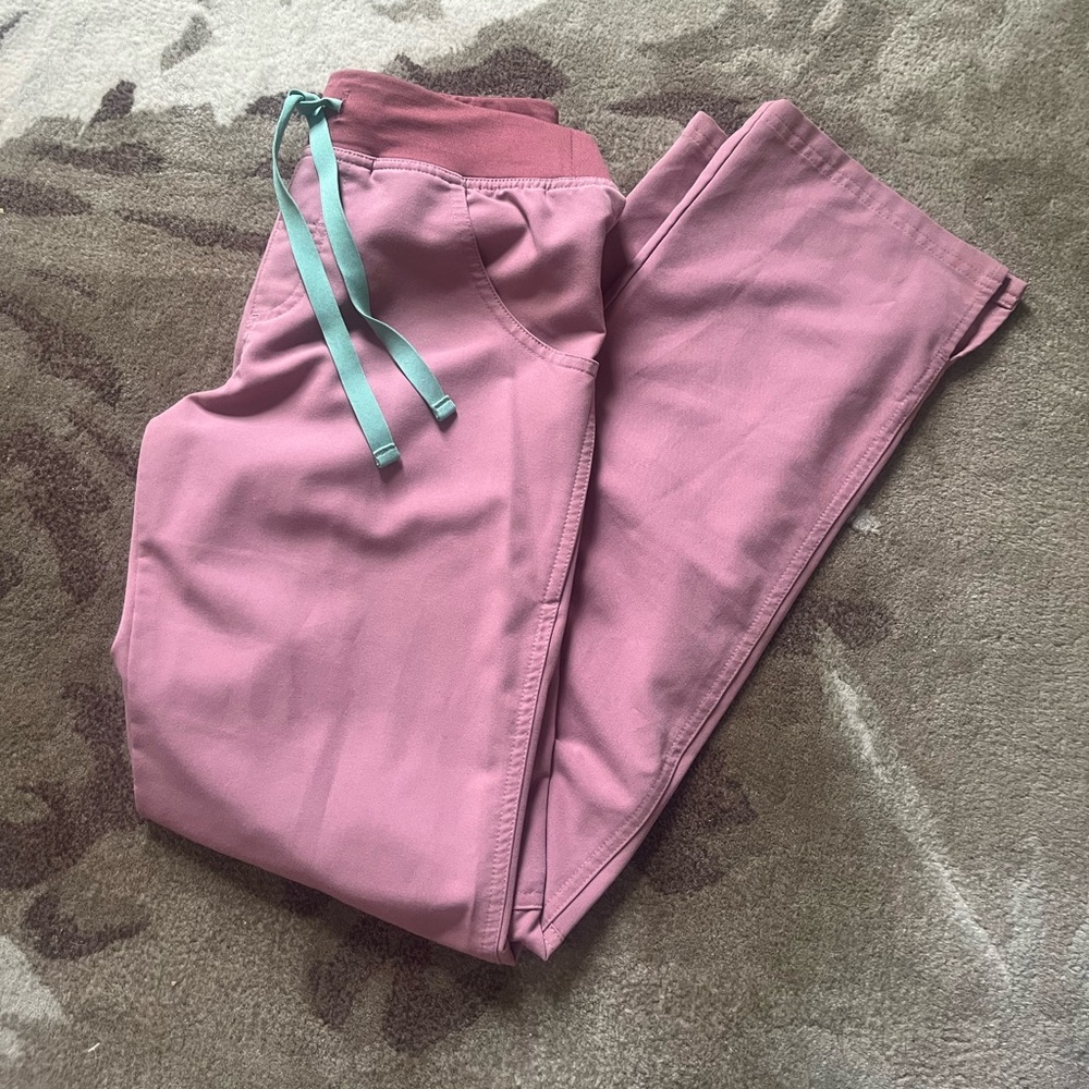 Figs Kade cargo scrub pants size XS color mauve